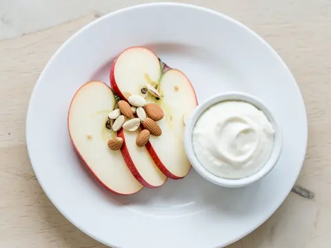 Apple with blanched almonds