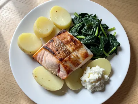 Baked salmon with spinach and potatoes