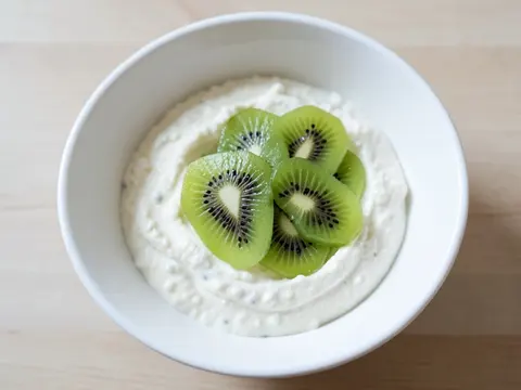 Low-fat quark with kiwi